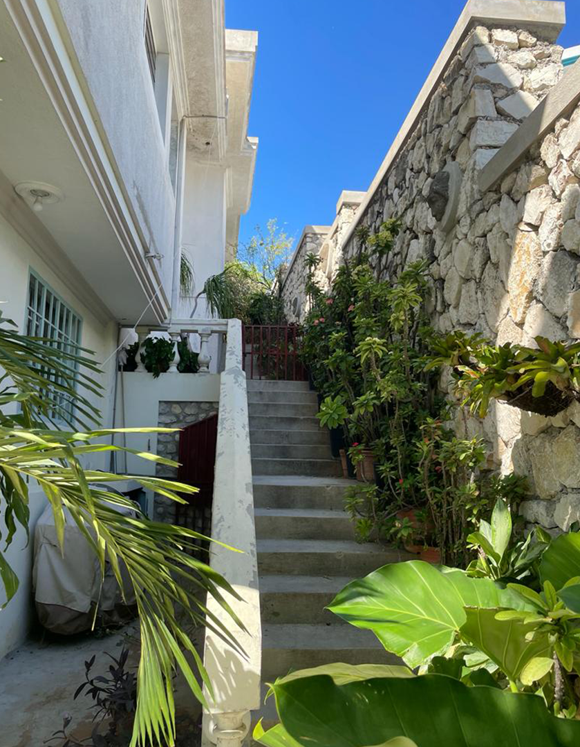 https://www.rbtour.com.ht/Airbnb to Vivy Mitchell